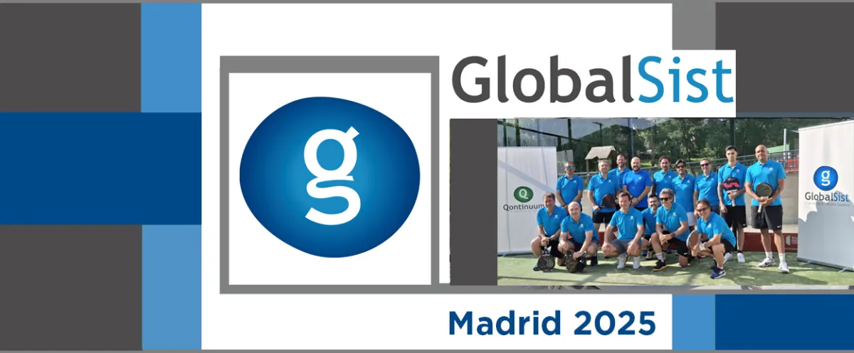 Foto de familia de los participantes en el torneo de pádel de GlobalSist