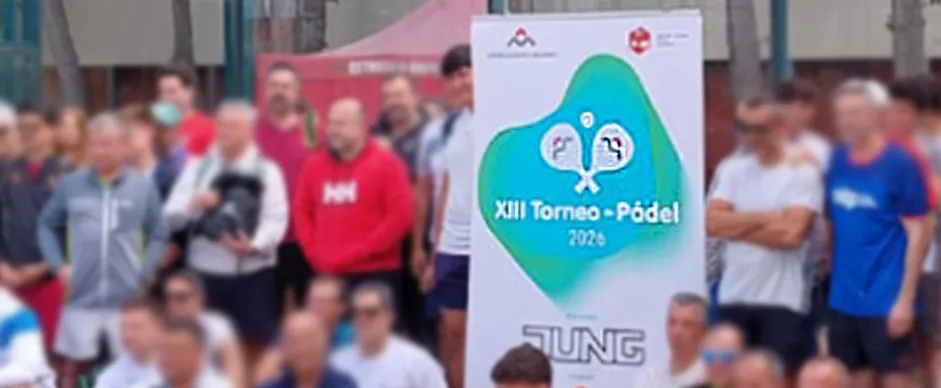 Foto de familia del torneo de pádel de Aparejadores