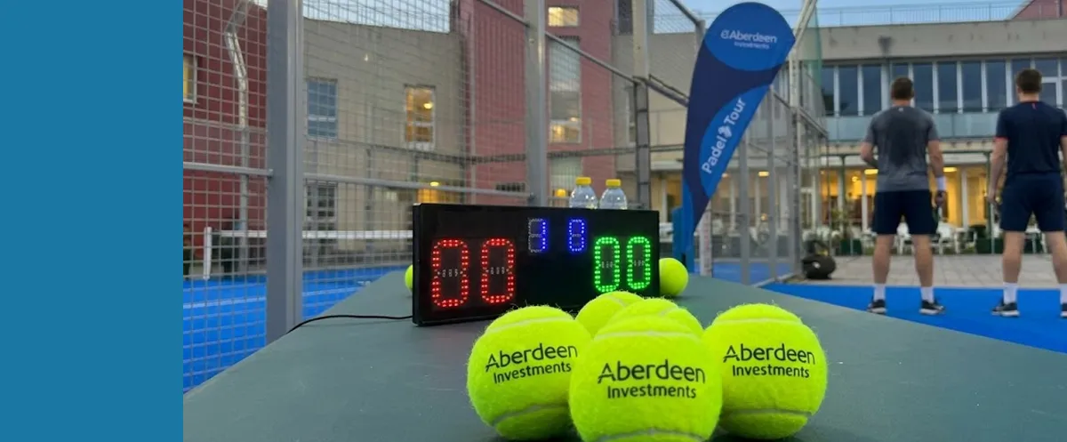 Imagen del club durante la celebración del torneo de pádel con pelotas con el logotipo de Abedeen